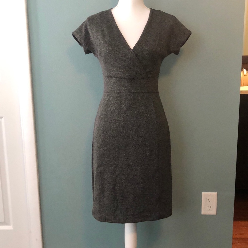 Tight fit grey dress with short sleeves